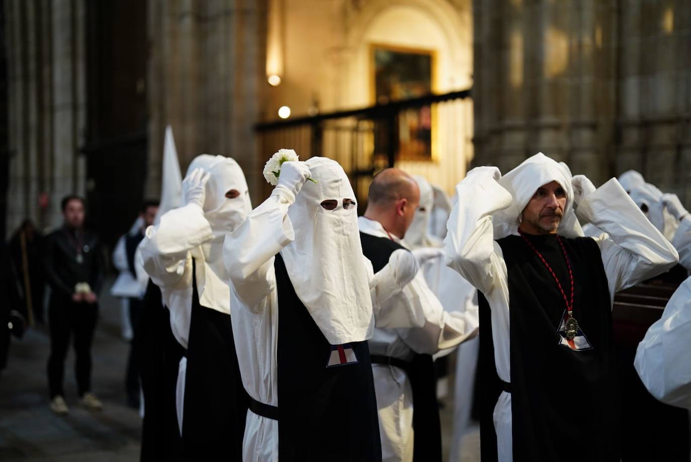 La procesión de la Hermandad de Nuestro Padre Jesús del Vía Crucis, en imágenes