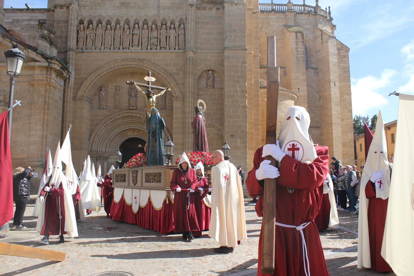 La Santa Cruz arroja luz sobre el cielo de Ciudad Rodrigo