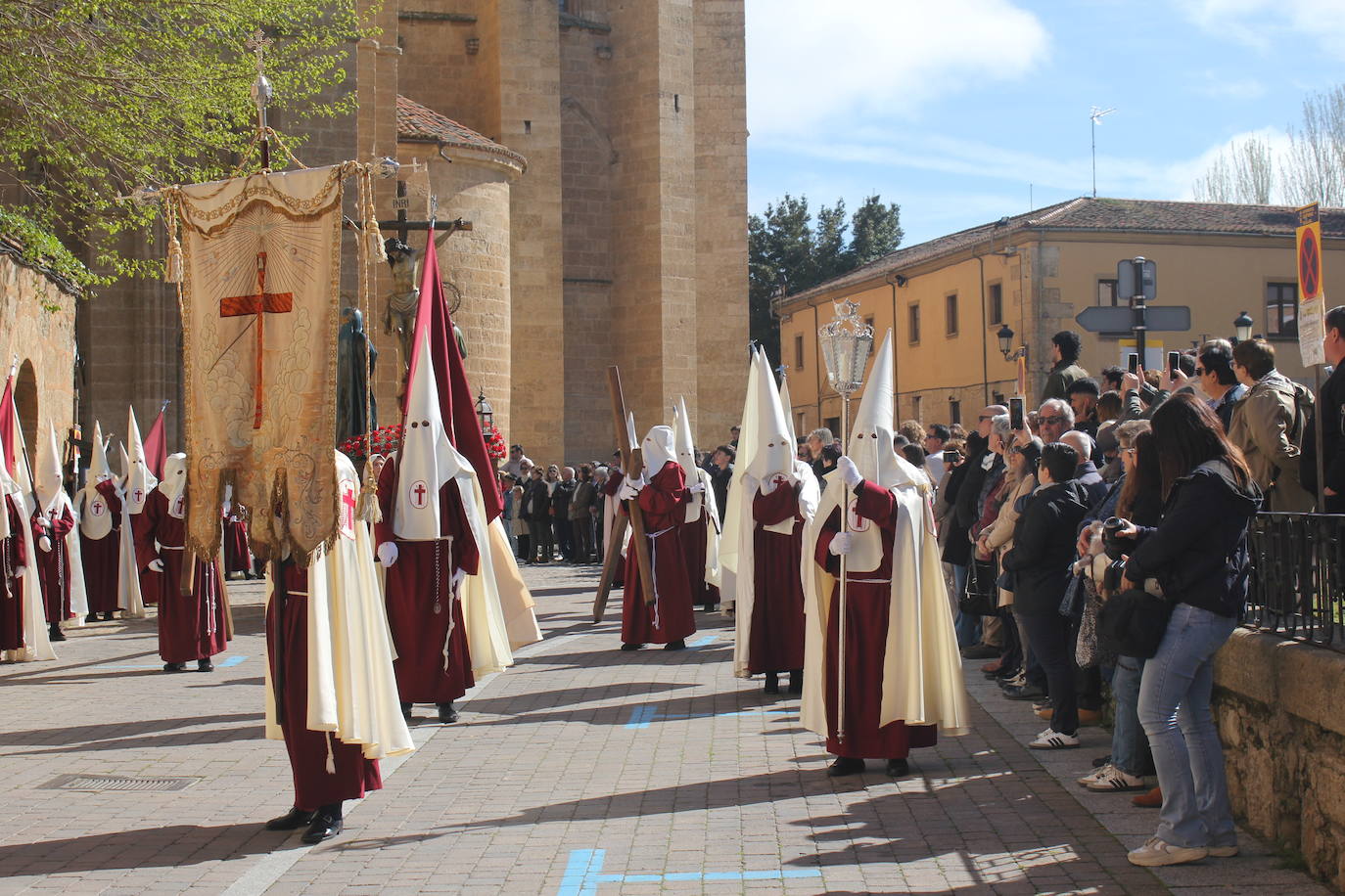 La Santa Cruz arroja luz sobre el cielo de Ciudad Rodrigo
