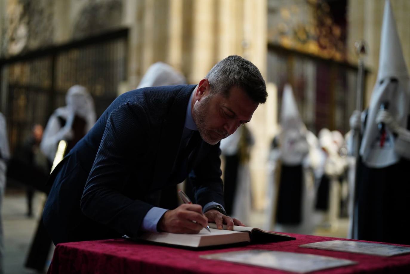 La procesión de la Hermandad de Nuestro Padre Jesús del Vía Crucis, en imágenes