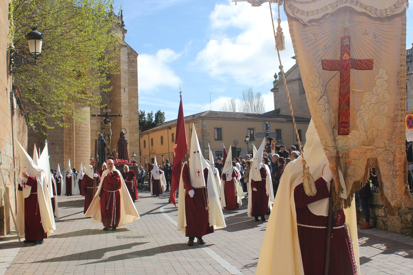La Santa Cruz arroja luz sobre el cielo de Ciudad Rodrigo