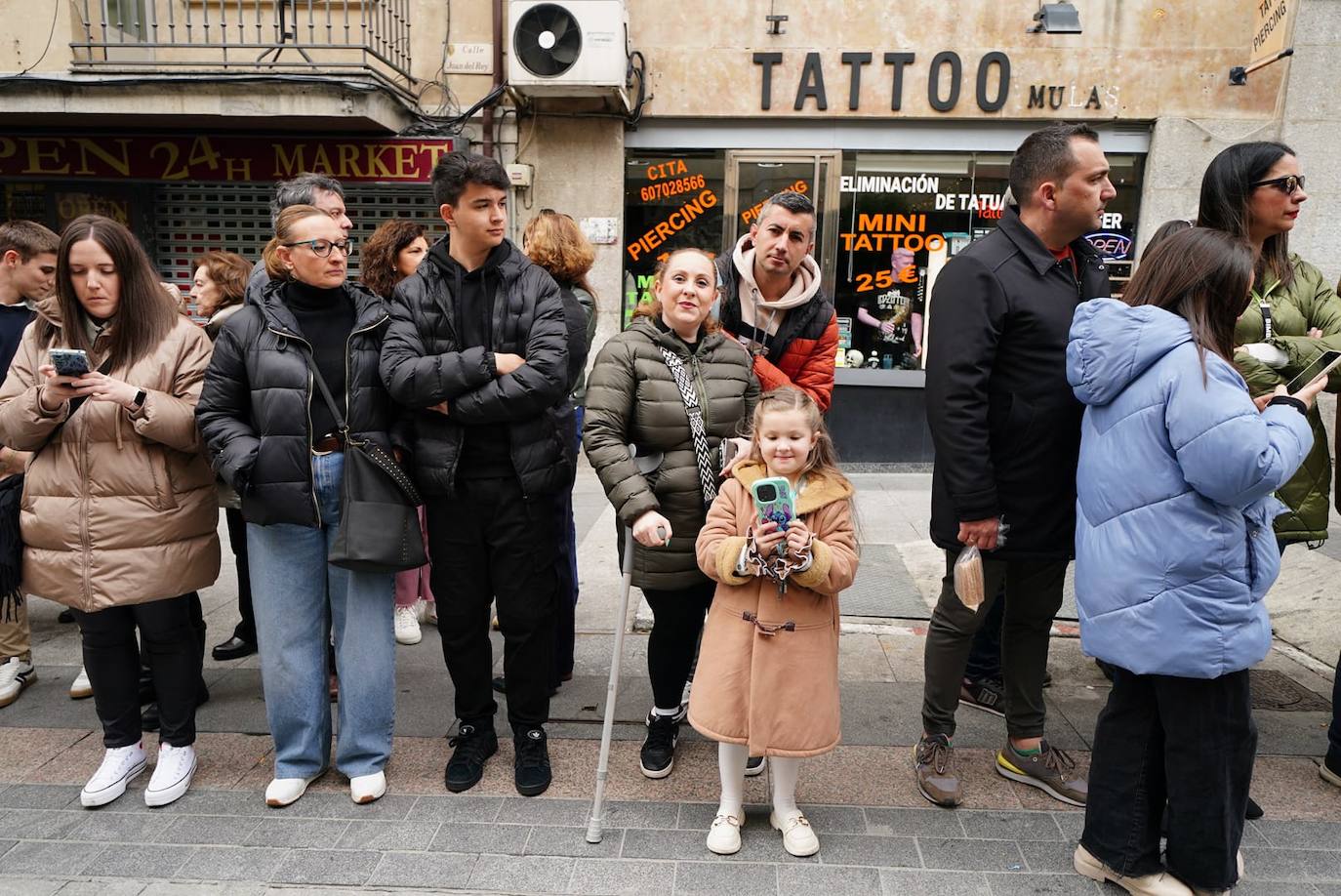 La procesión de la Hermandad de Nuestro Padre Jesús del Vía Crucis, en imágenes
