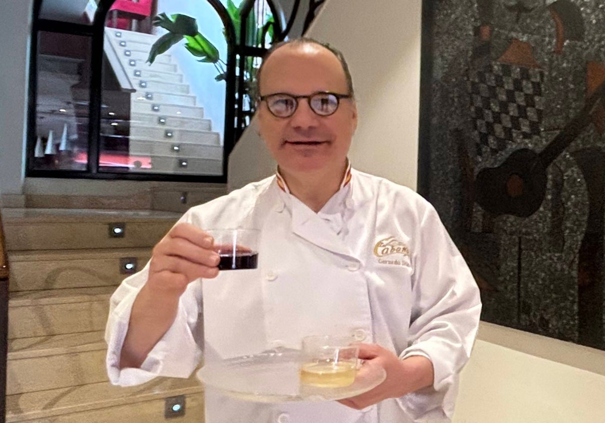 El hostelero Gerardo Díaz posa con un vaso de limonada en su mano y otro de clarea sobre la bandeja.