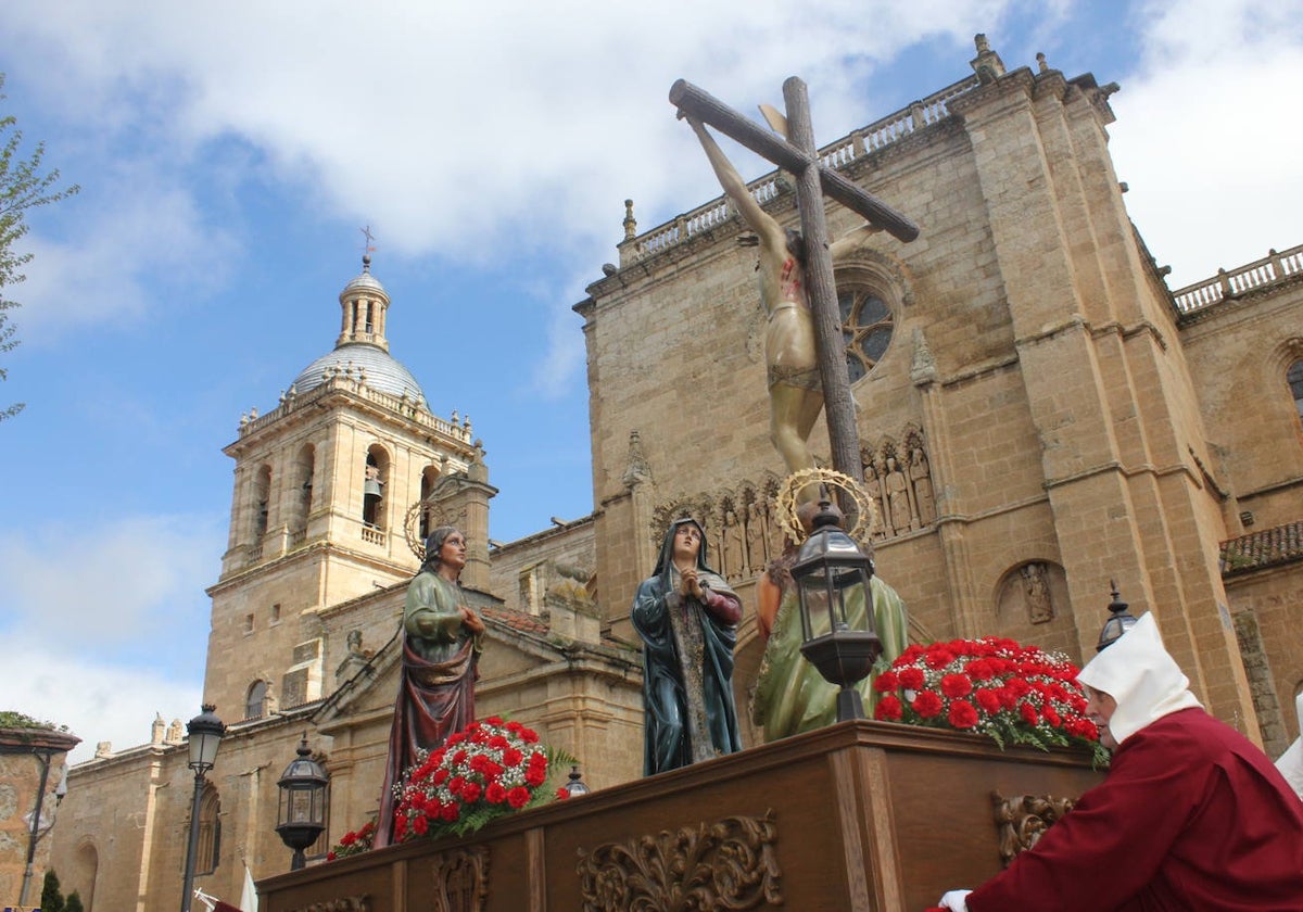 La Santa Cruz arroja luz sobre el cielo de Ciudad Rodrigo