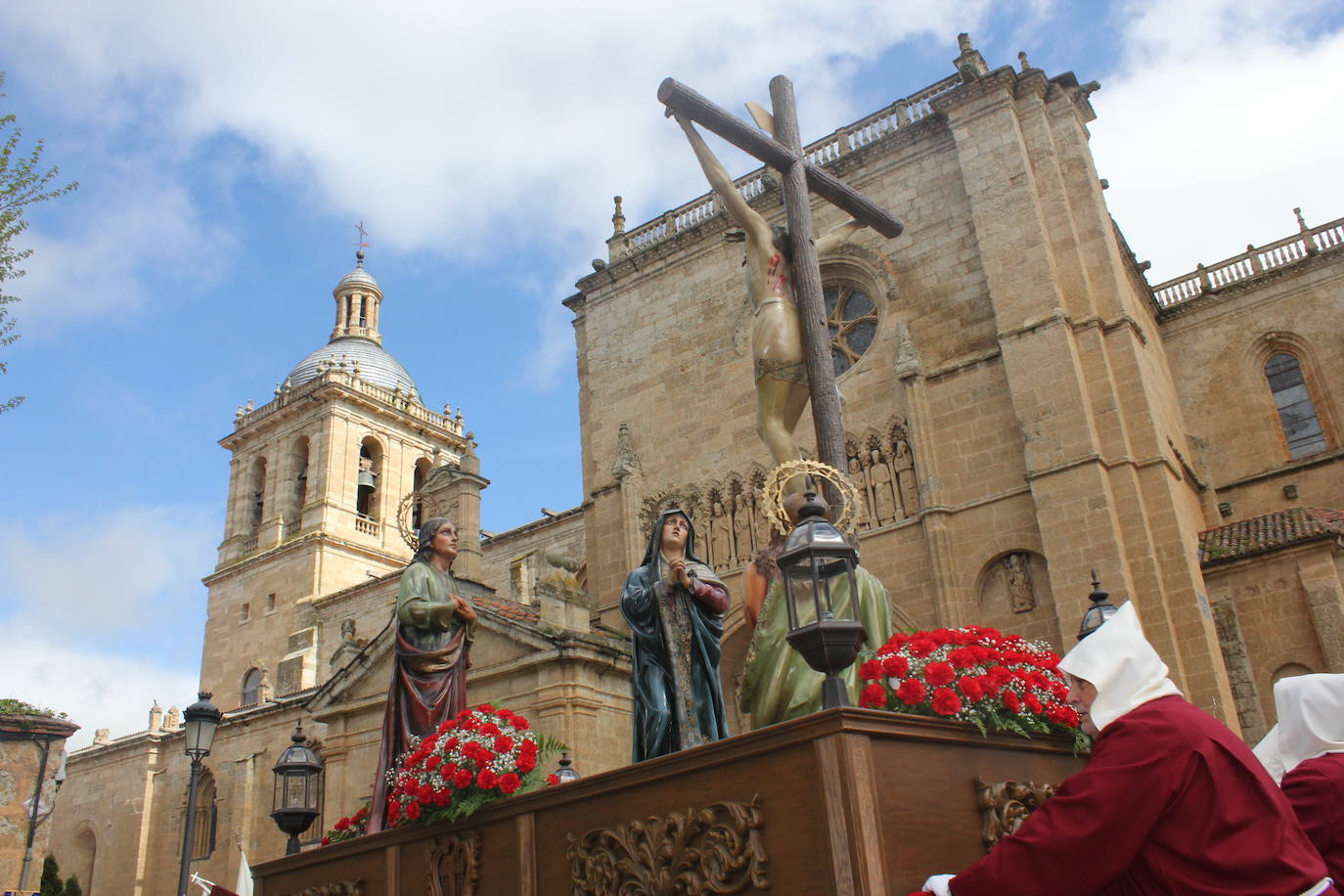 La Santa Cruz arroja luz sobre el cielo de Ciudad Rodrigo