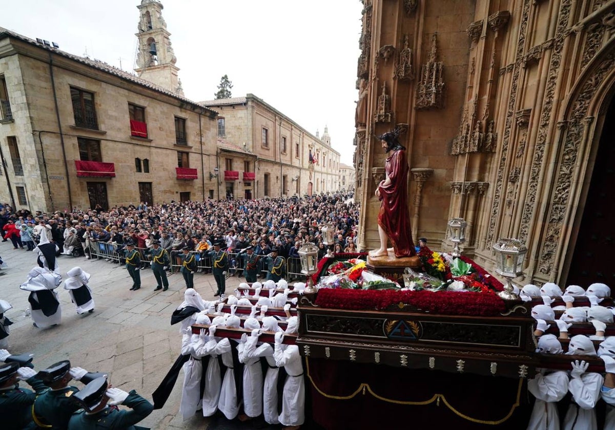 La procesión de la Hermandad de Nuestro Padre Jesús del Vía Crucis, en imágenes
