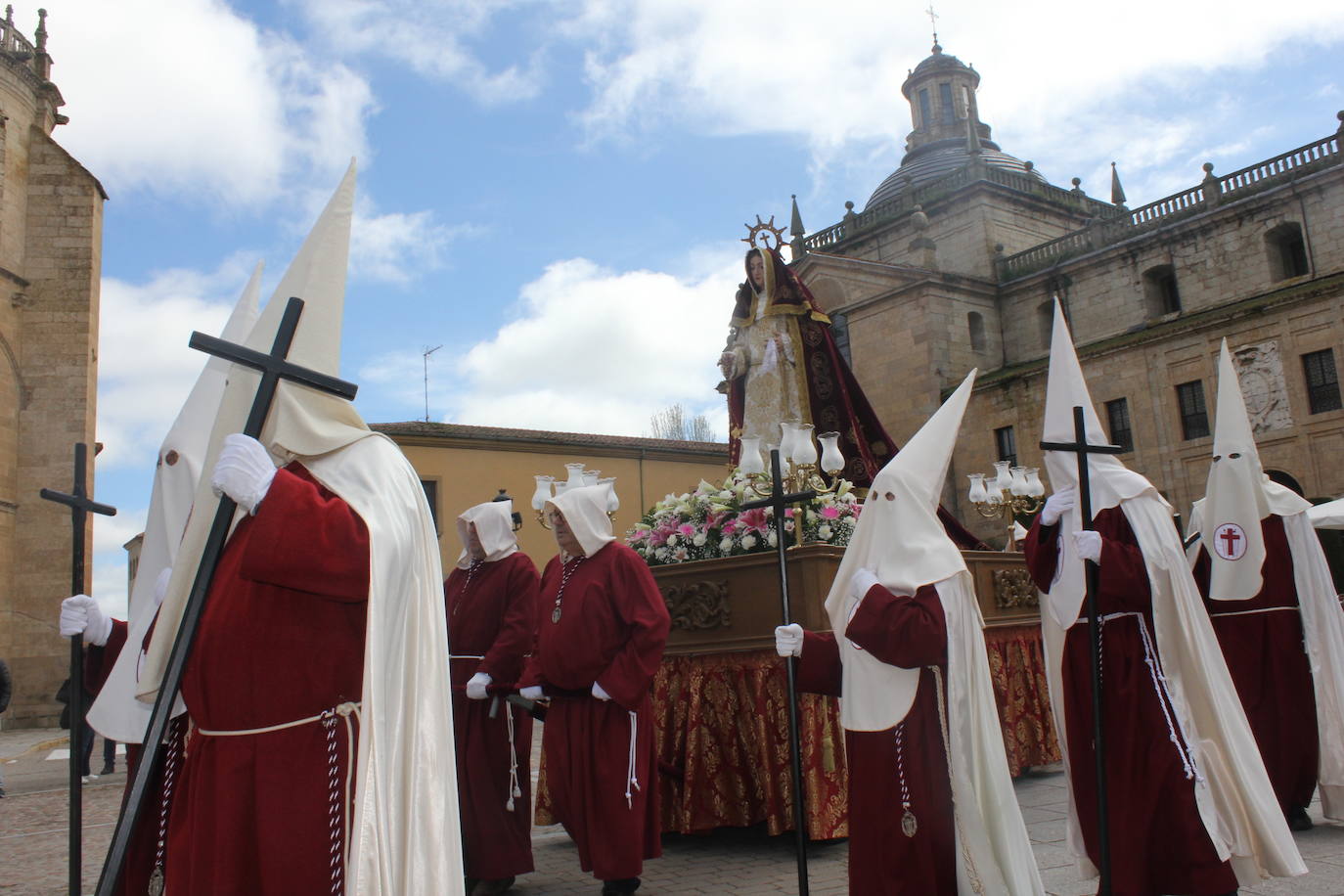 La Santa Cruz arroja luz sobre el cielo de Ciudad Rodrigo