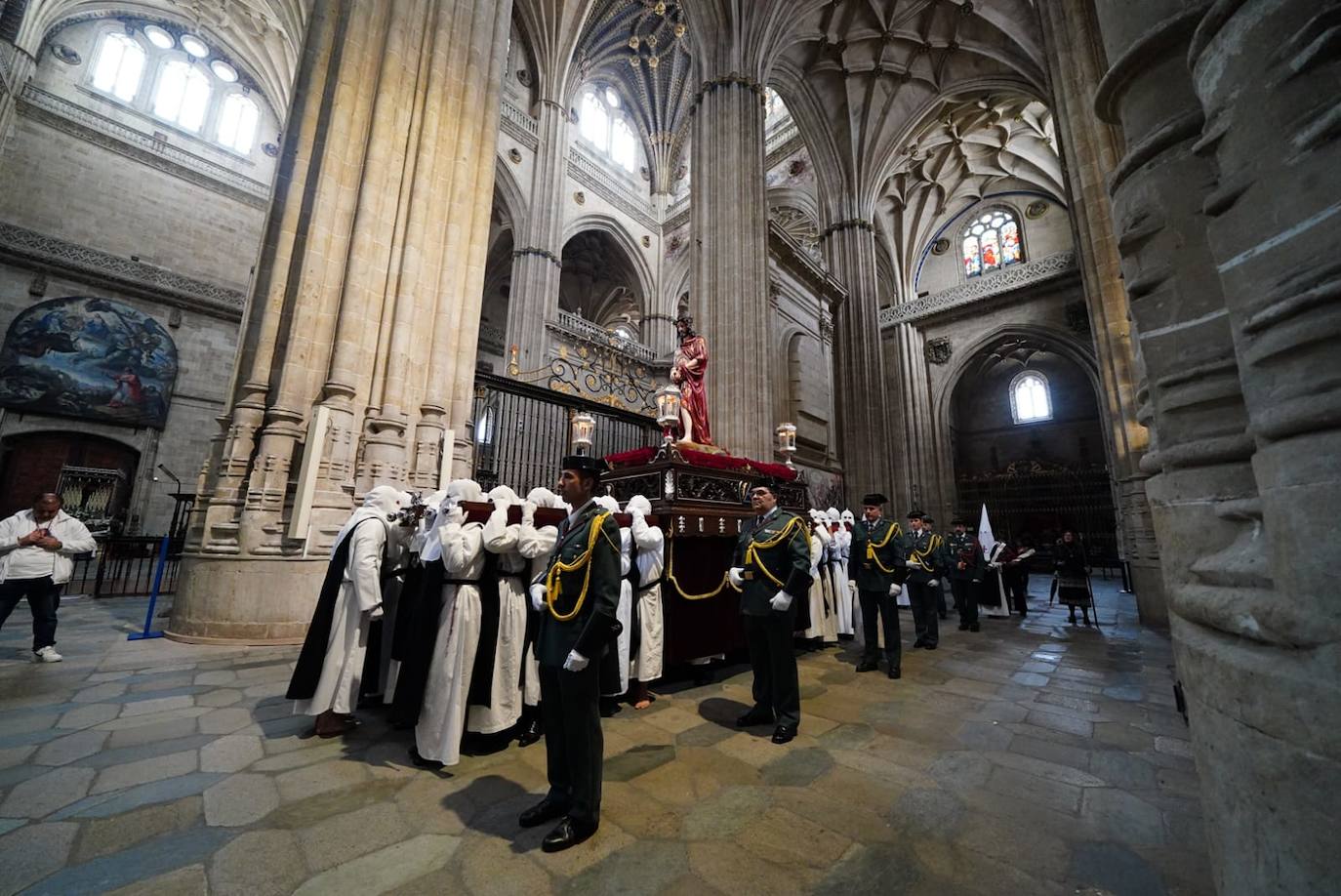 La procesión de la Hermandad de Nuestro Padre Jesús del Vía Crucis, en imágenes