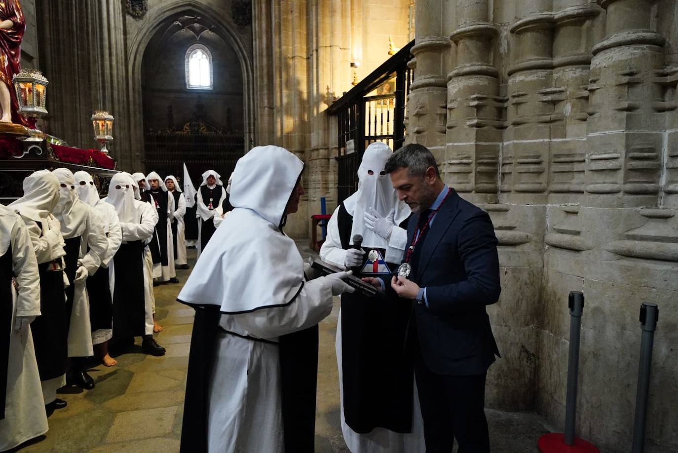 La procesión de la Hermandad de Nuestro Padre Jesús del Vía Crucis, en imágenes