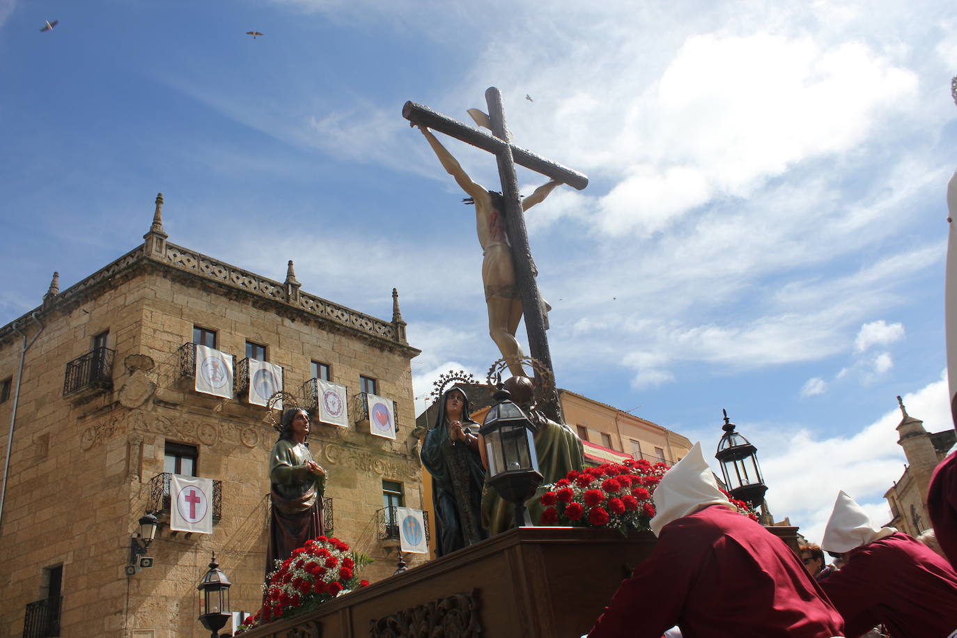 La Santa Cruz arroja luz sobre el cielo de Ciudad Rodrigo