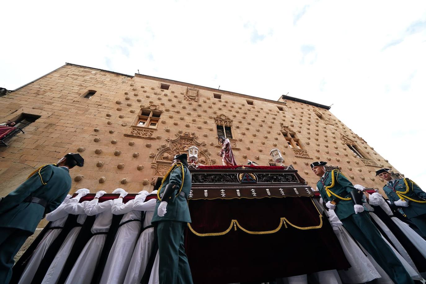 La procesión de la Hermandad de Nuestro Padre Jesús del Vía Crucis, en imágenes
