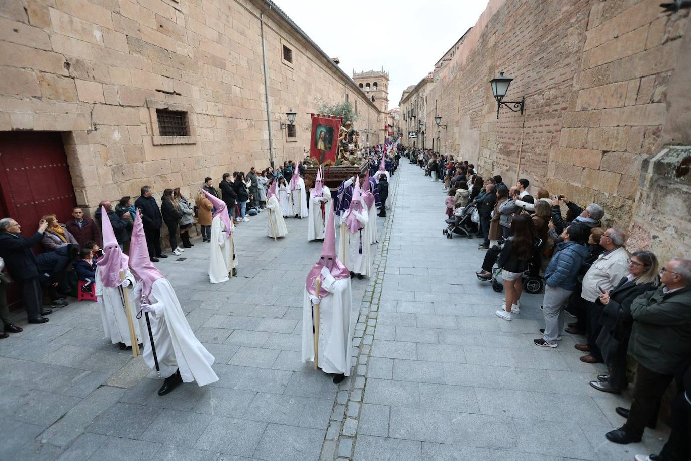 La procesión de la Seráfica Hermandad, en imágenes