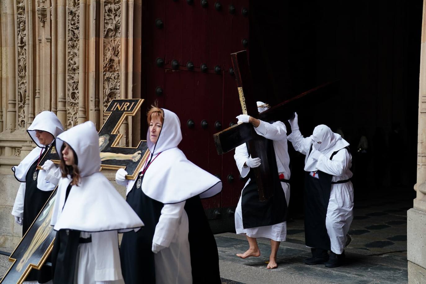 La procesión de la Hermandad de Nuestro Padre Jesús del Vía Crucis, en imágenes