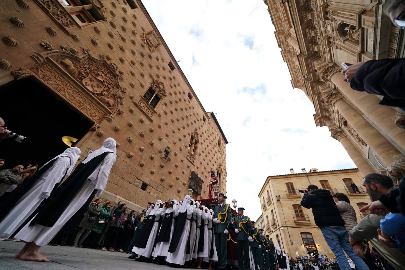 La procesión de la Hermandad de Nuestro Padre Jesús del Vía Crucis, en imágenes