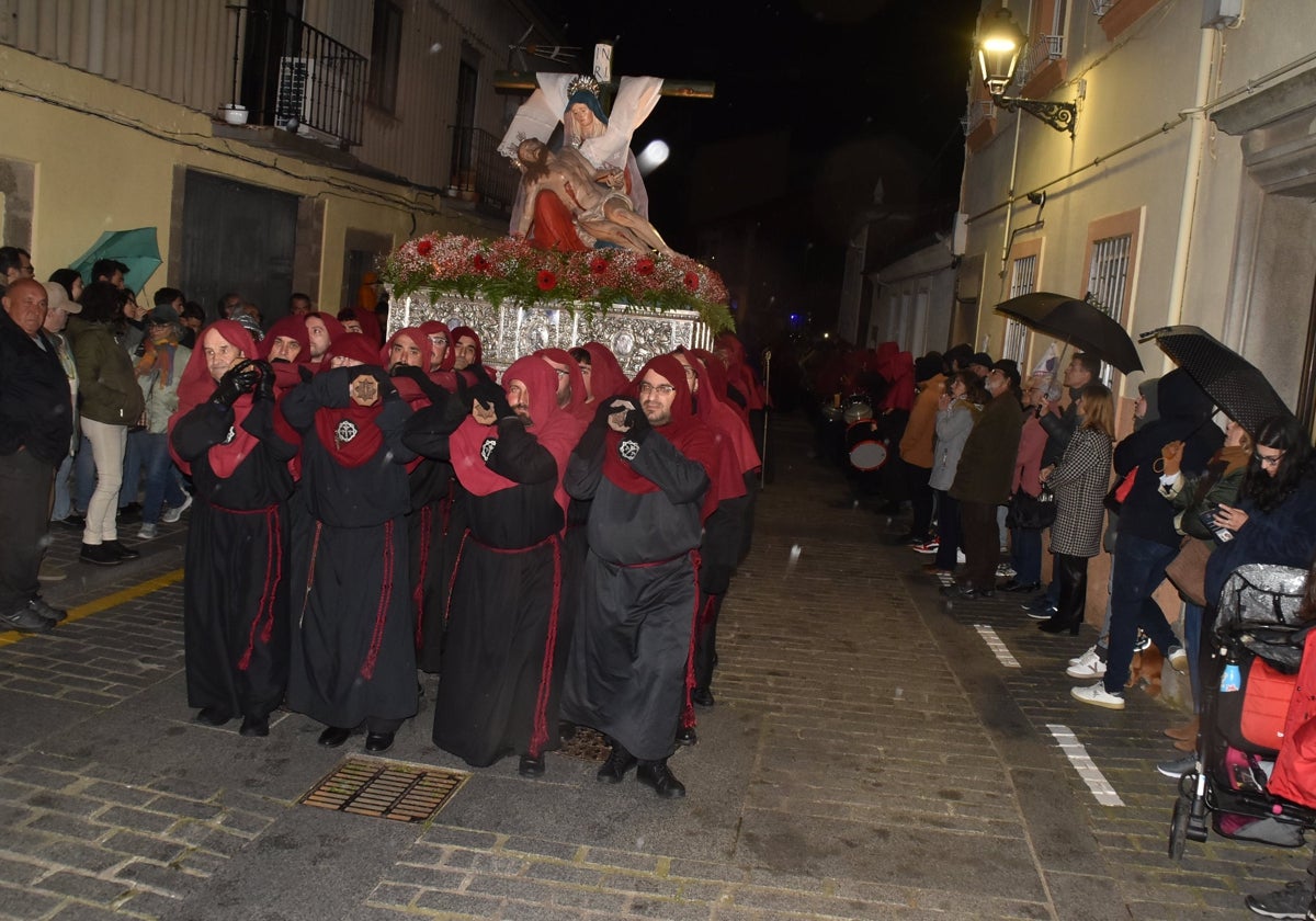 La lluvia acorta la procesión de la Virgen de las Angustias en Béjar