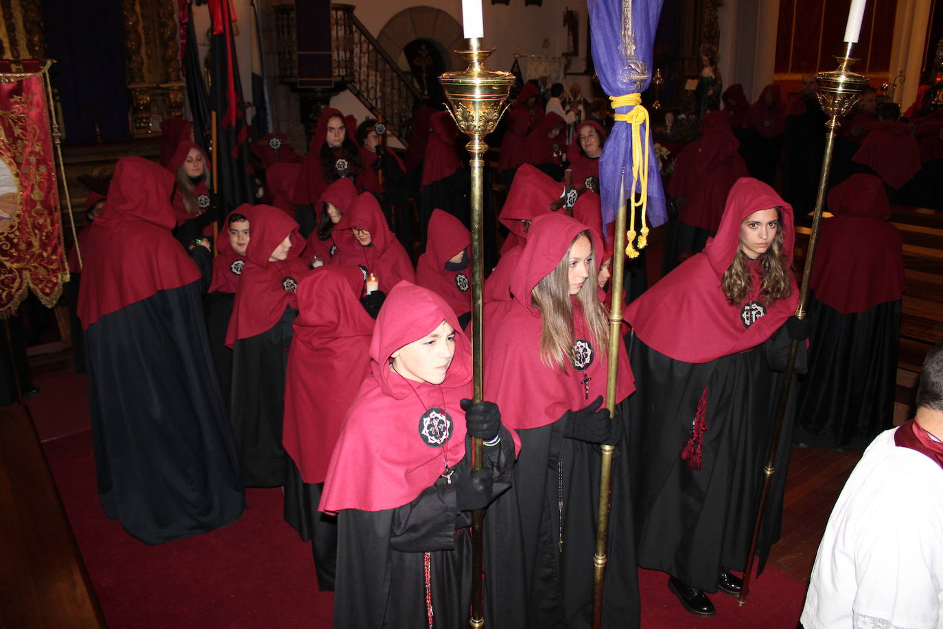 El silencio y la oscuridad acompañan al Nazareno y al Amarrao en su salida en procesión por las calles de Béjar