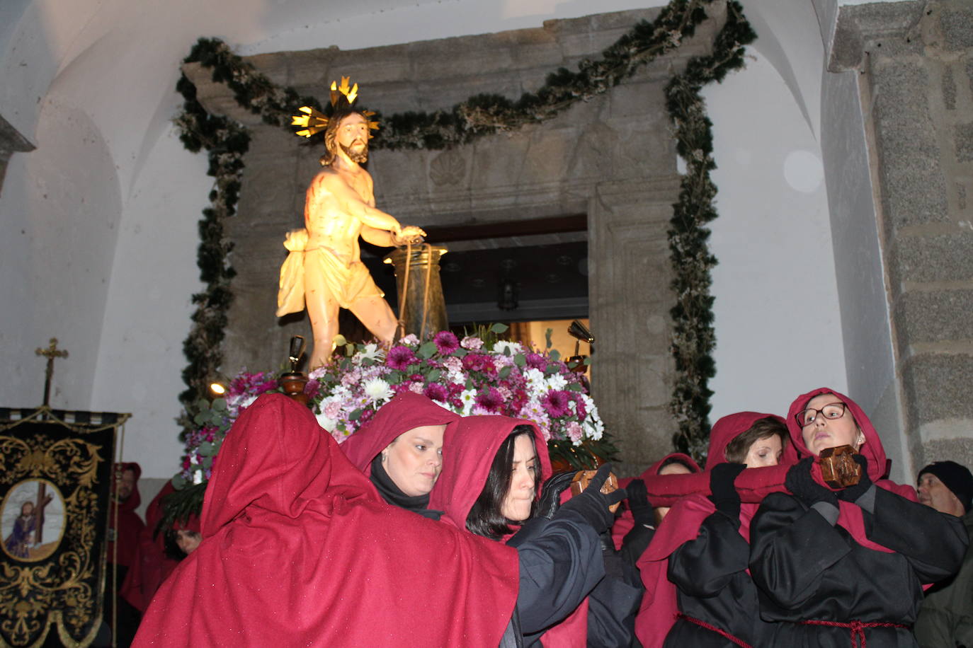 El silencio y la oscuridad acompañan al Nazareno y al Amarrao en su salida en procesión por las calles de Béjar