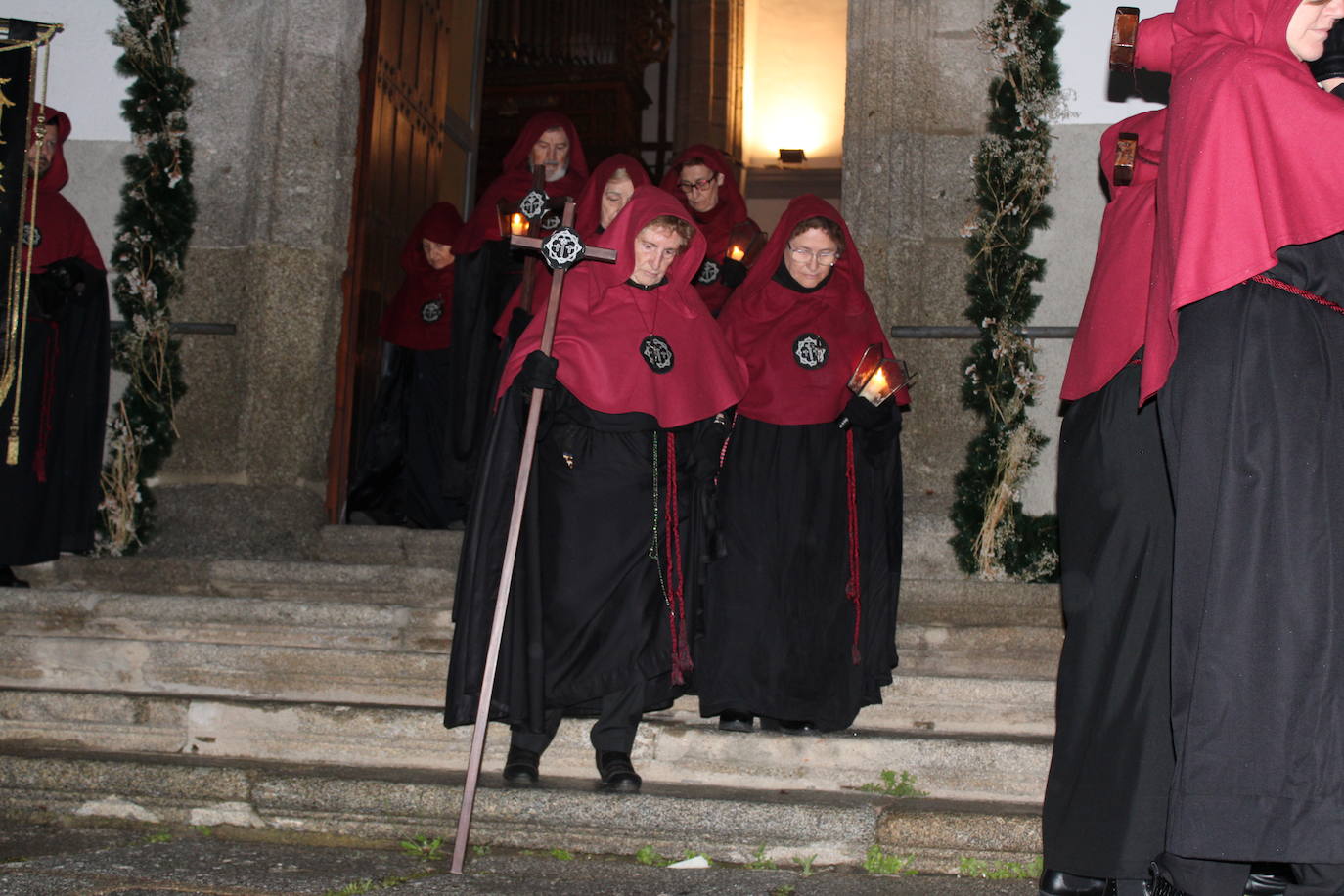 El silencio y la oscuridad acompañan al Nazareno y al Amarrao en su salida en procesión por las calles de Béjar