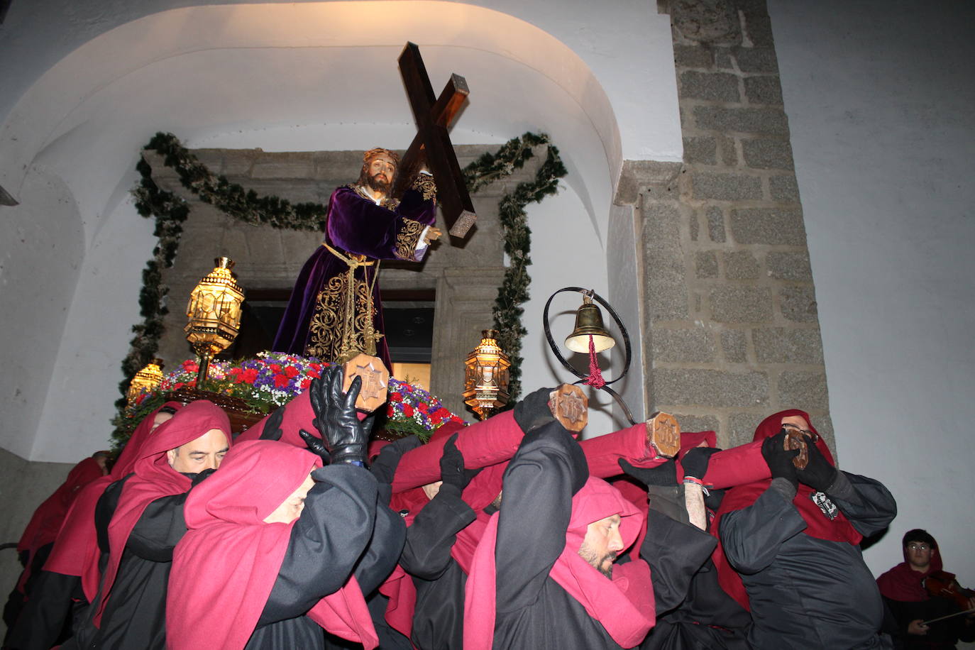 El silencio y la oscuridad acompañan al Nazareno y al Amarrao en su salida en procesión por las calles de Béjar