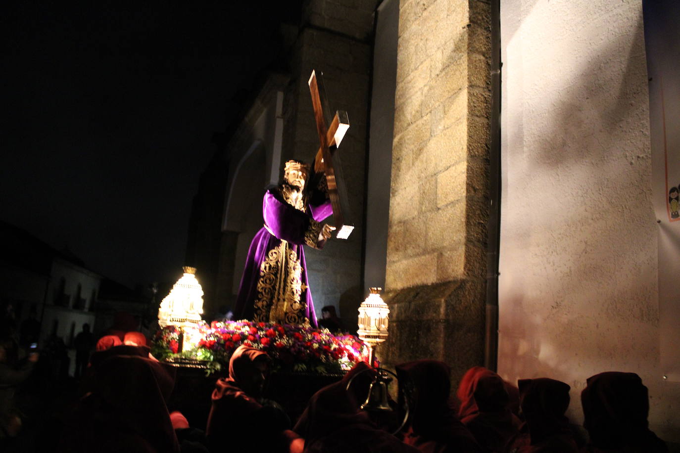 El silencio y la oscuridad acompañan al Nazareno y al Amarrao en su salida en procesión por las calles de Béjar
