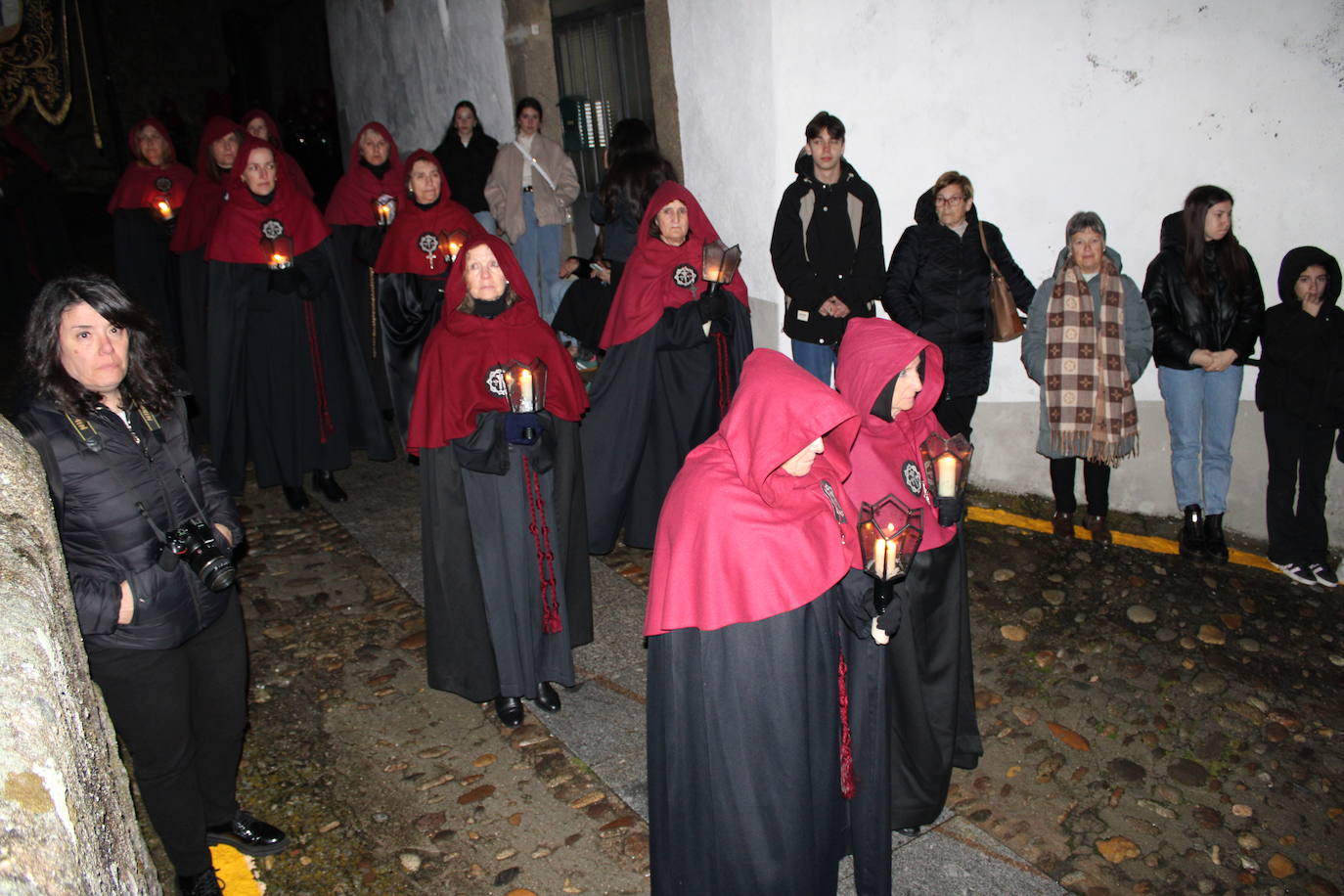 El silencio y la oscuridad acompañan al Nazareno y al Amarrao en su salida en procesión por las calles de Béjar