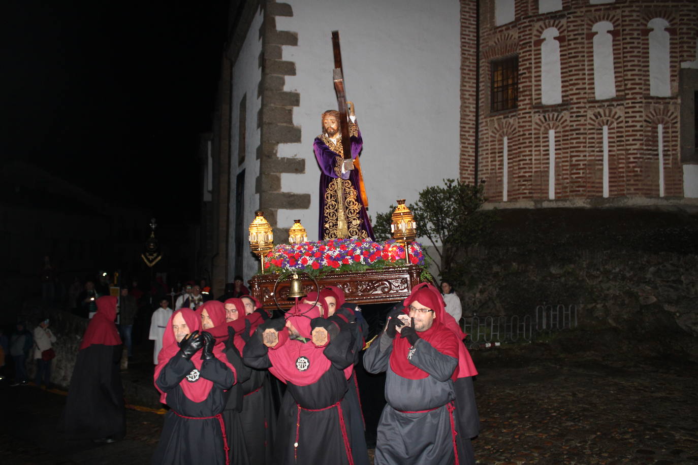 El silencio y la oscuridad acompañan al Nazareno y al Amarrao en su salida en procesión por las calles de Béjar