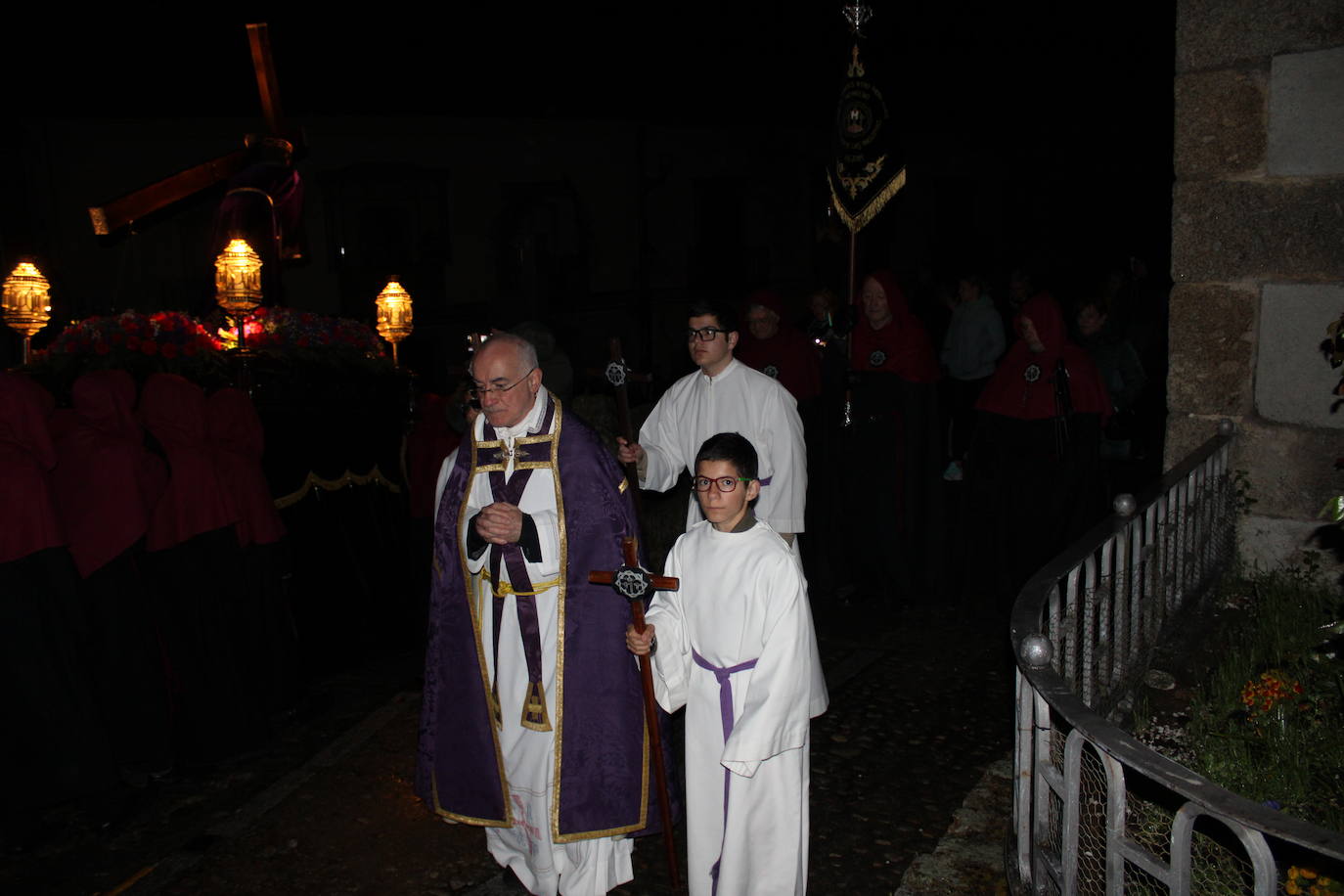 El silencio y la oscuridad acompañan al Nazareno y al Amarrao en su salida en procesión por las calles de Béjar