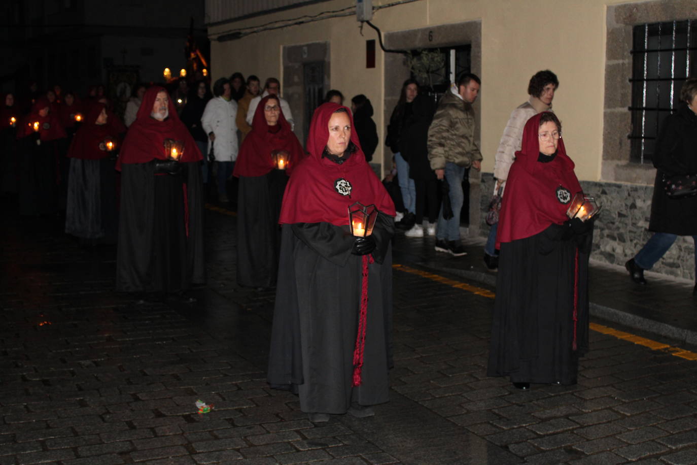 El silencio y la oscuridad acompañan al Nazareno y al Amarrao en su salida en procesión por las calles de Béjar