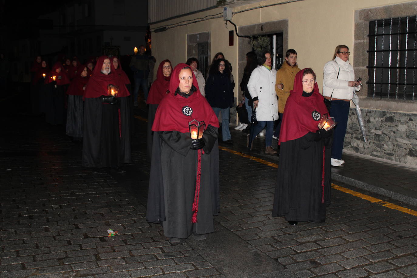 El silencio y la oscuridad acompañan al Nazareno y al Amarrao en su salida en procesión por las calles de Béjar