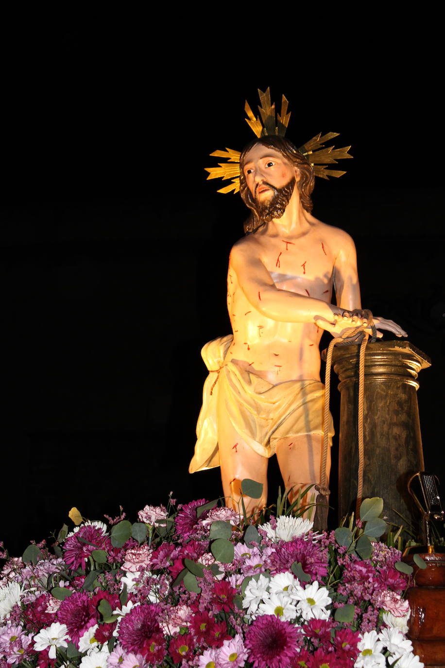 El silencio y la oscuridad acompañan al Nazareno y al Amarrao en su salida en procesión por las calles de Béjar