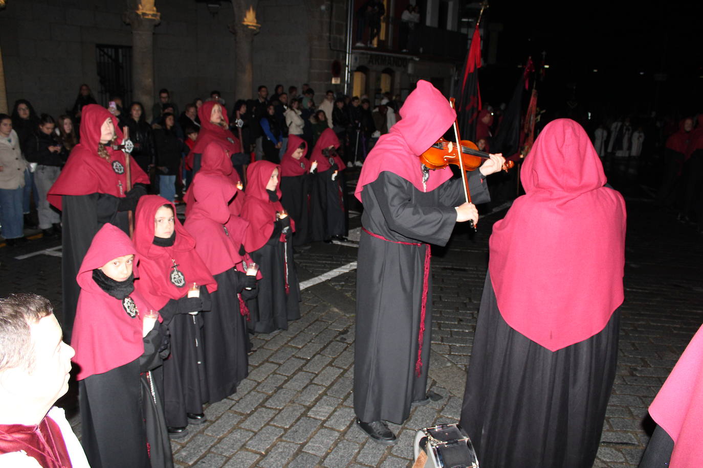 El silencio y la oscuridad acompañan al Nazareno y al Amarrao en su salida en procesión por las calles de Béjar