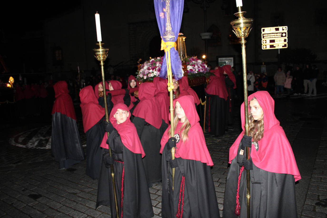 El silencio y la oscuridad acompañan al Nazareno y al Amarrao en su salida en procesión por las calles de Béjar