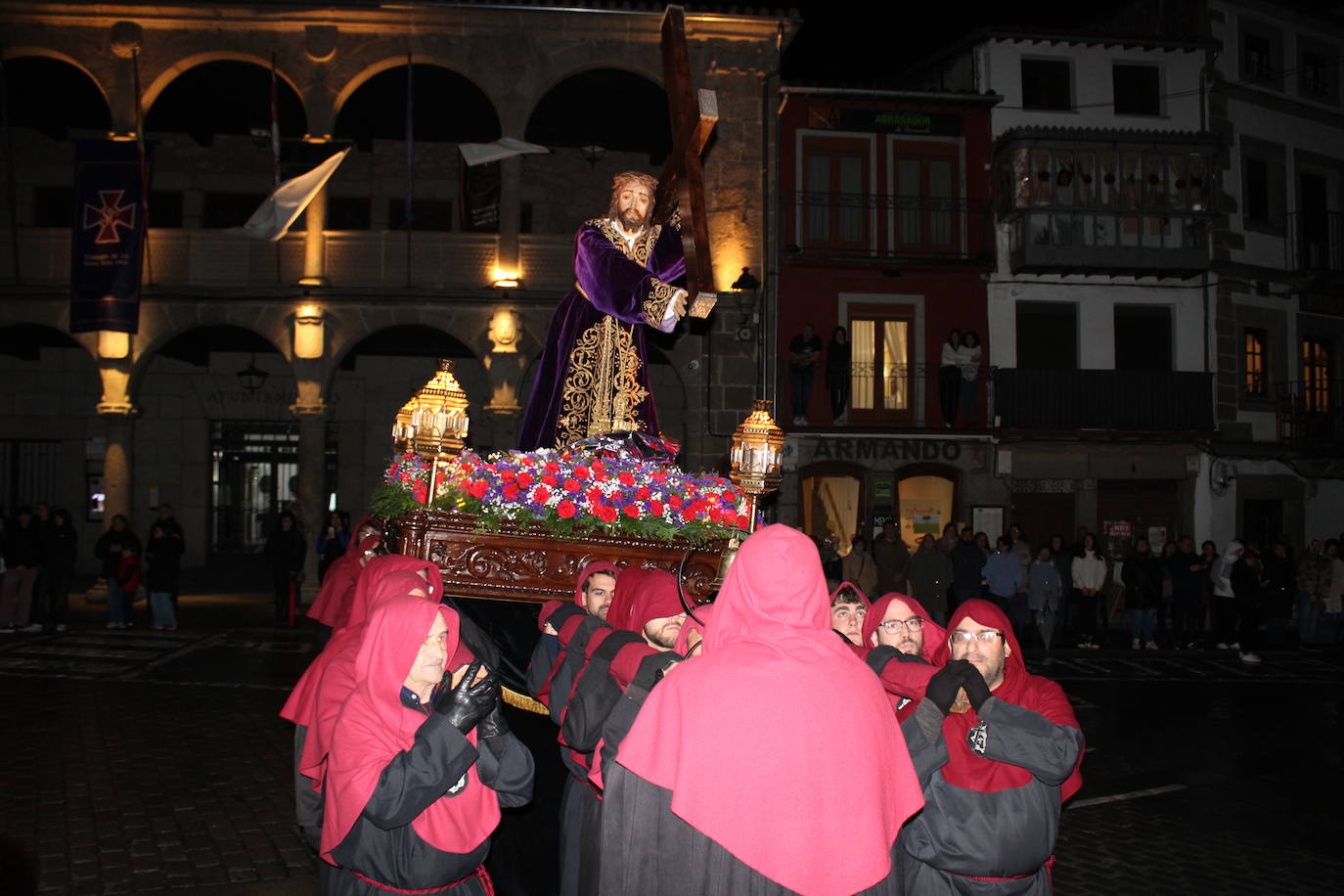 El silencio y la oscuridad acompañan al Nazareno y al Amarrao en su salida en procesión por las calles de Béjar