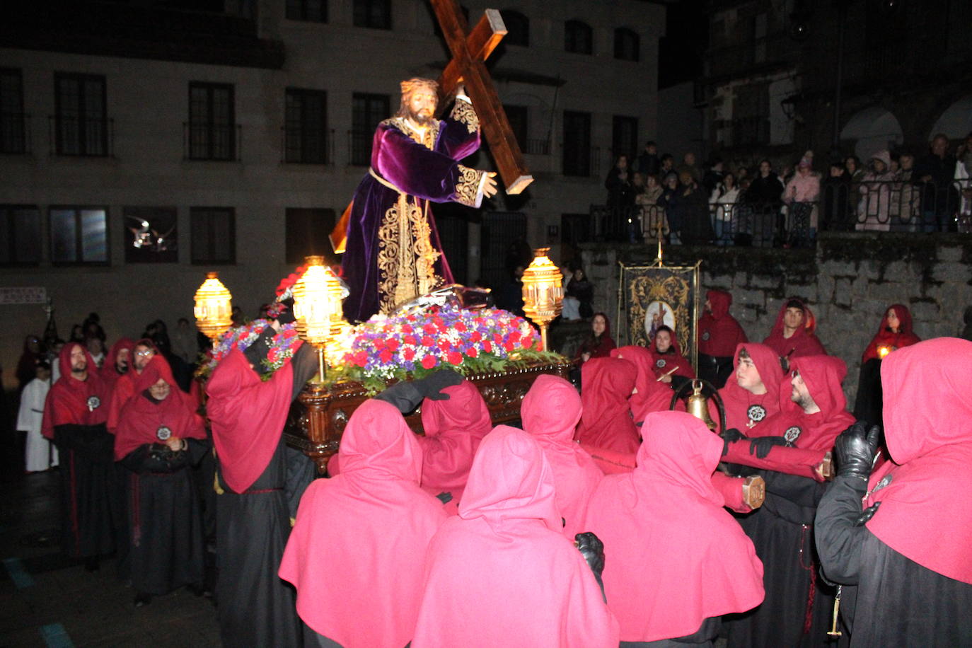 El silencio y la oscuridad acompañan al Nazareno y al Amarrao en su salida en procesión por las calles de Béjar