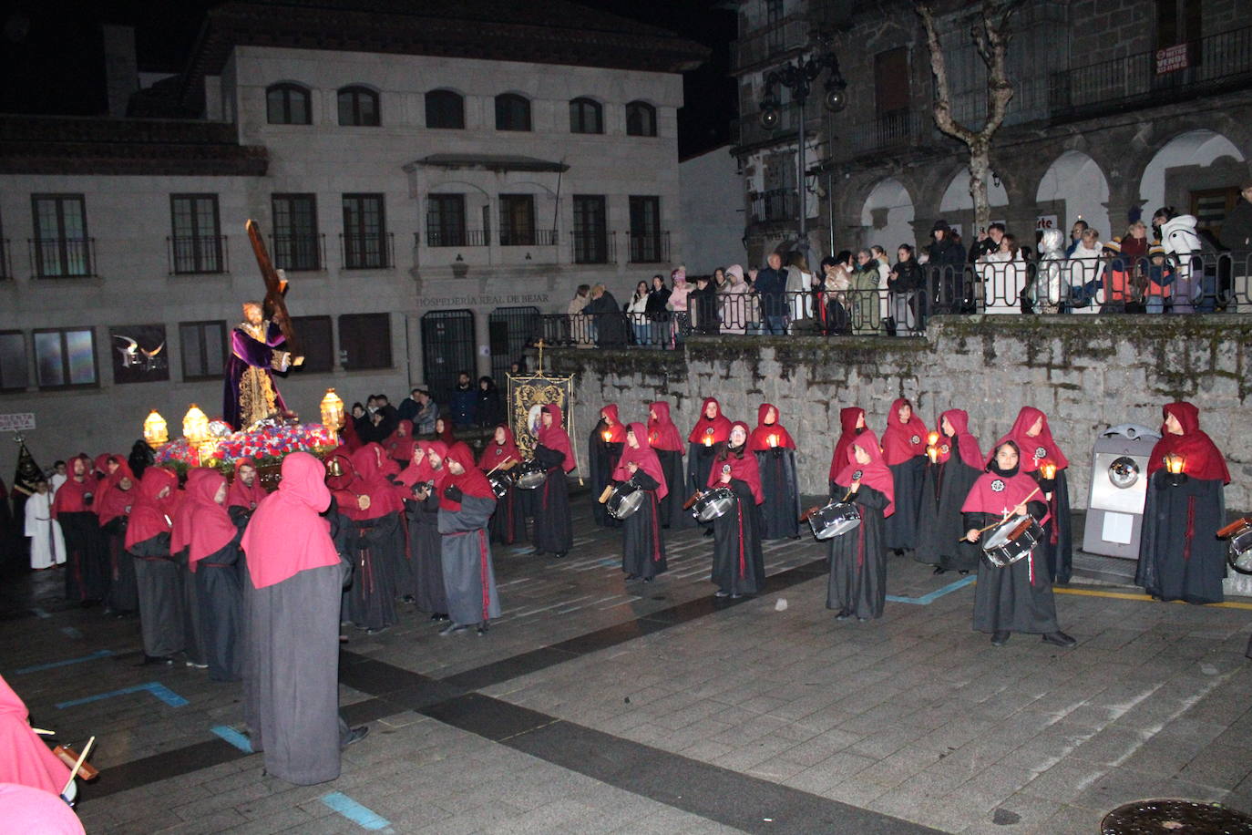 El silencio y la oscuridad acompañan al Nazareno y al Amarrao en su salida en procesión por las calles de Béjar