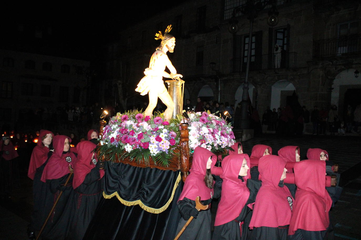 El silencio y la oscuridad acompañan al Nazareno y al Amarrao en su salida en procesión por las calles de Béjar