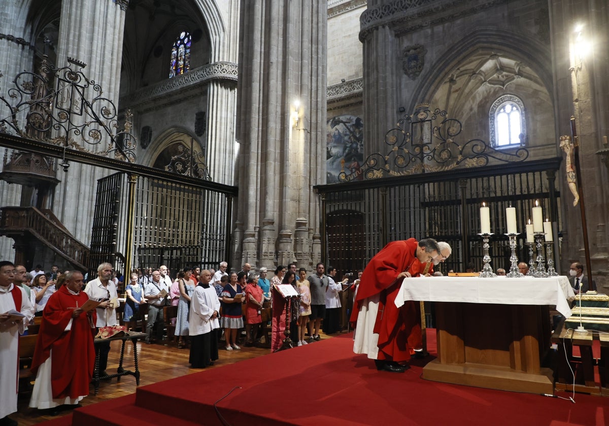 Varios sacerdotes, en una misa en la Catedral.