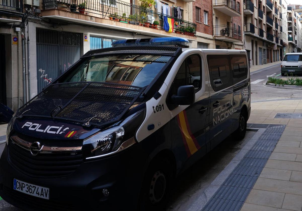 La Policía desaloja a un joven que no pagaba el alquiler en Conde de Cabarrús
