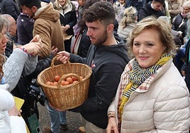 Venta de los huevos tras la bendición en la ermita.