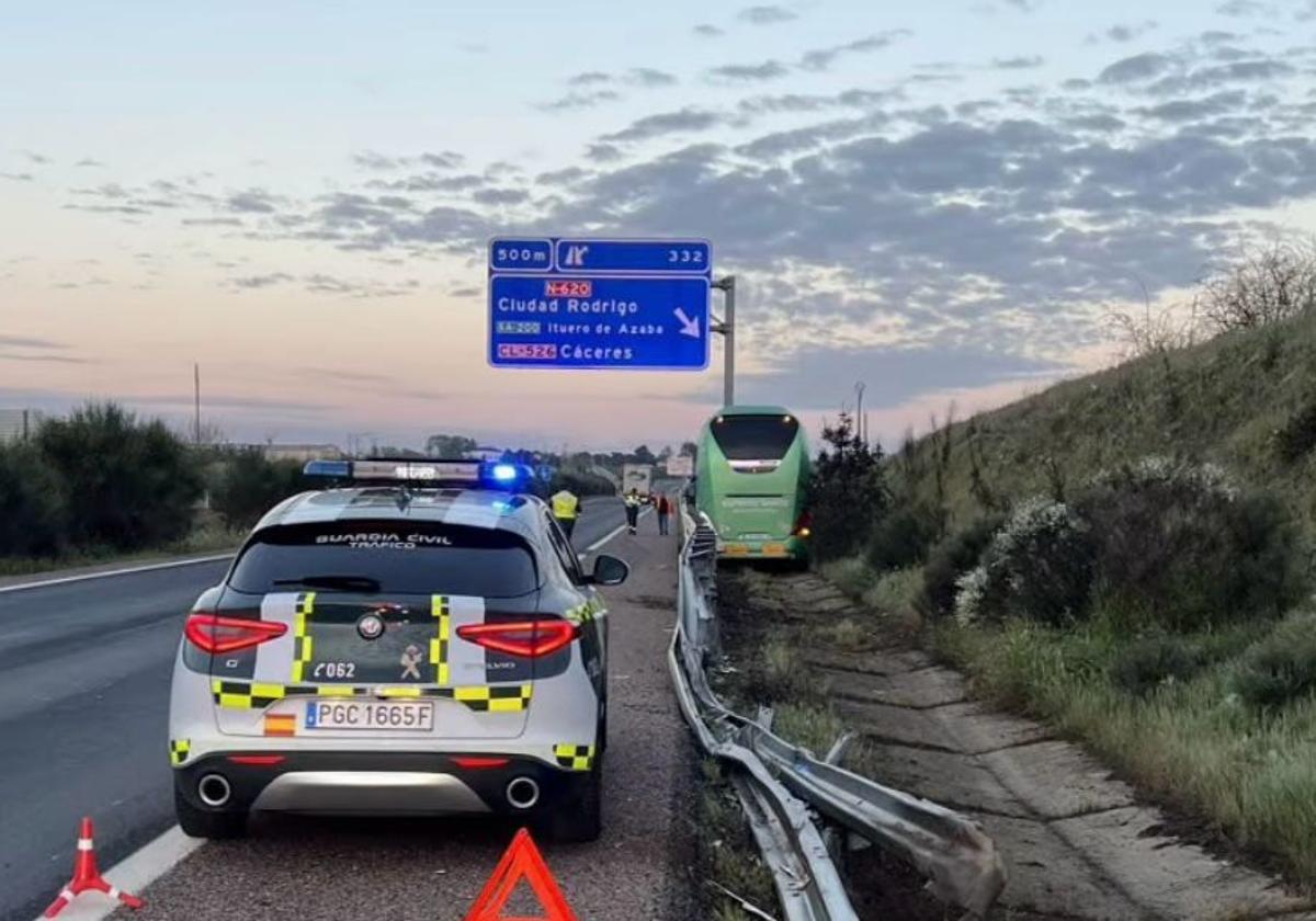 La Guardia Civil auxilia a los ocupantes de un autobús accidentado en la A-62