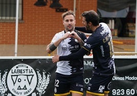 Santamaría, celebrando un gol junto a De la Nava en el Reina Sofía.