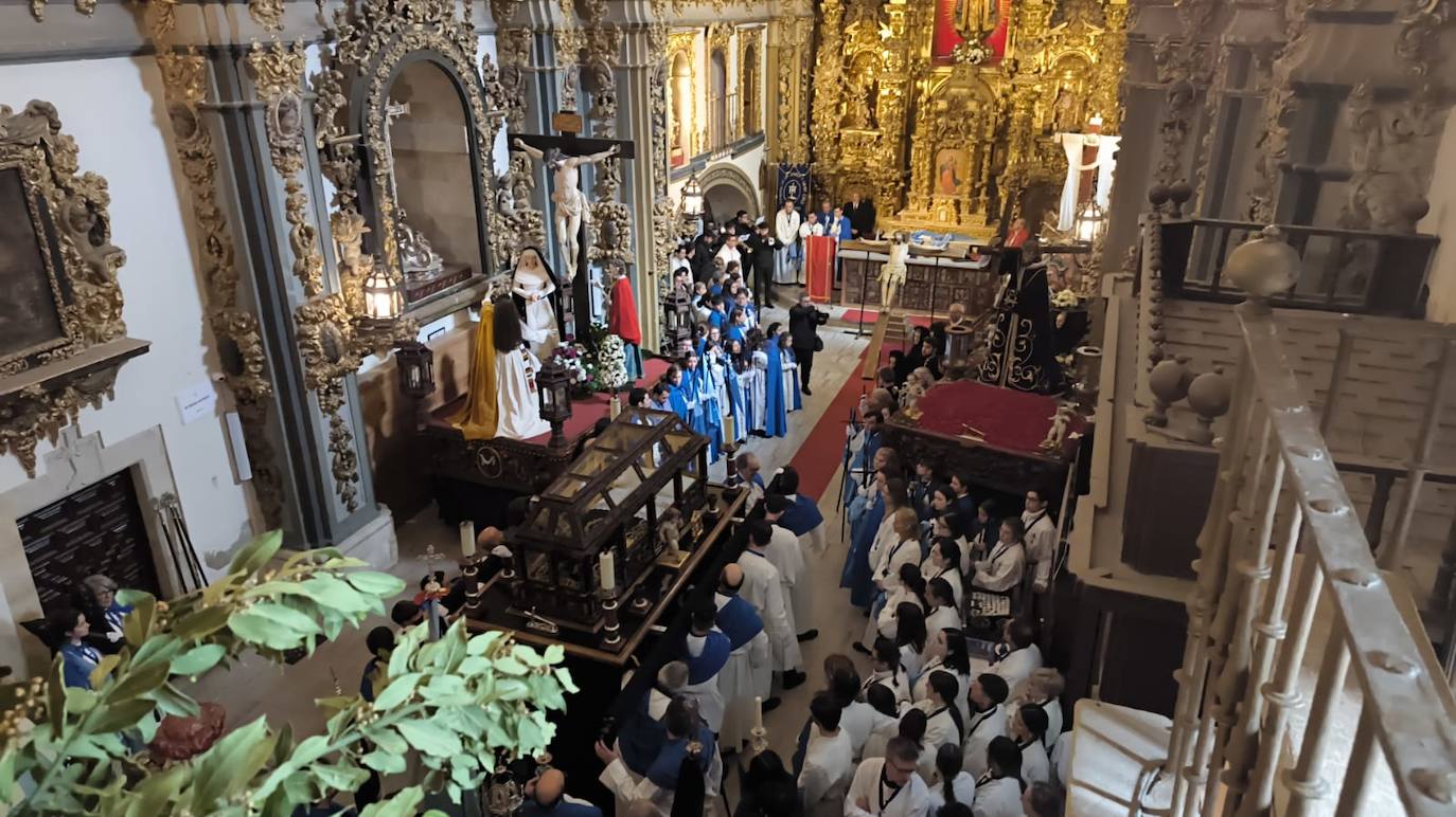 La lluvia obliga a suspender las cuatro procesiones del Viernes Santo y desata las lágrimas de los congregantes