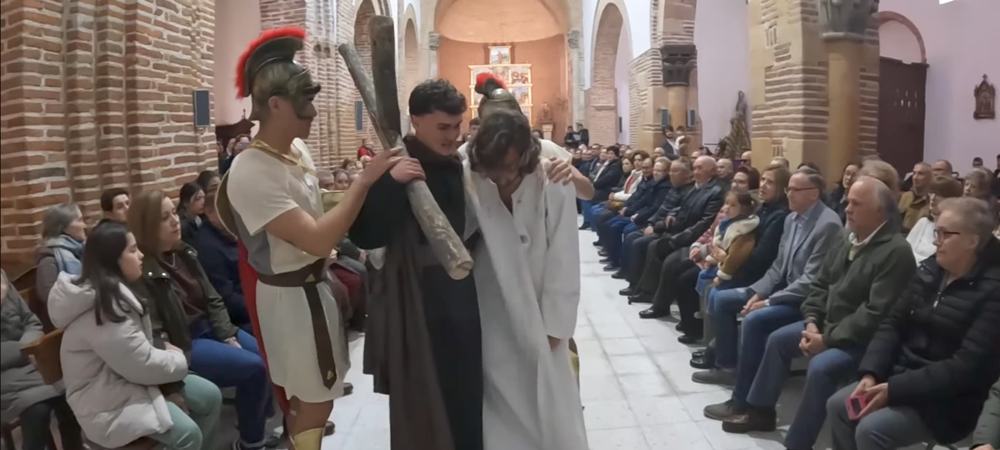 Dedicación, talento y fervor en el vía crucis viviente de Paradinas de San Juan