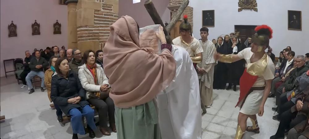 Dedicación, talento y fervor en el vía crucis viviente de Paradinas de San Juan