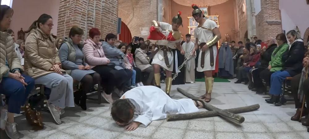 Dedicación, talento y fervor en el vía crucis viviente de Paradinas de San Juan