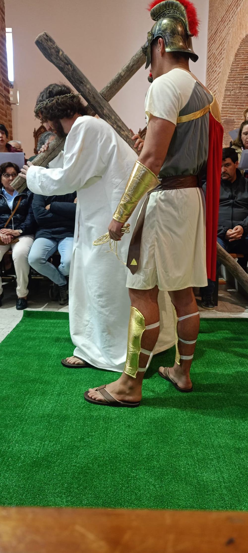 Dedicación, talento y fervor en el vía crucis viviente de Paradinas de San Juan