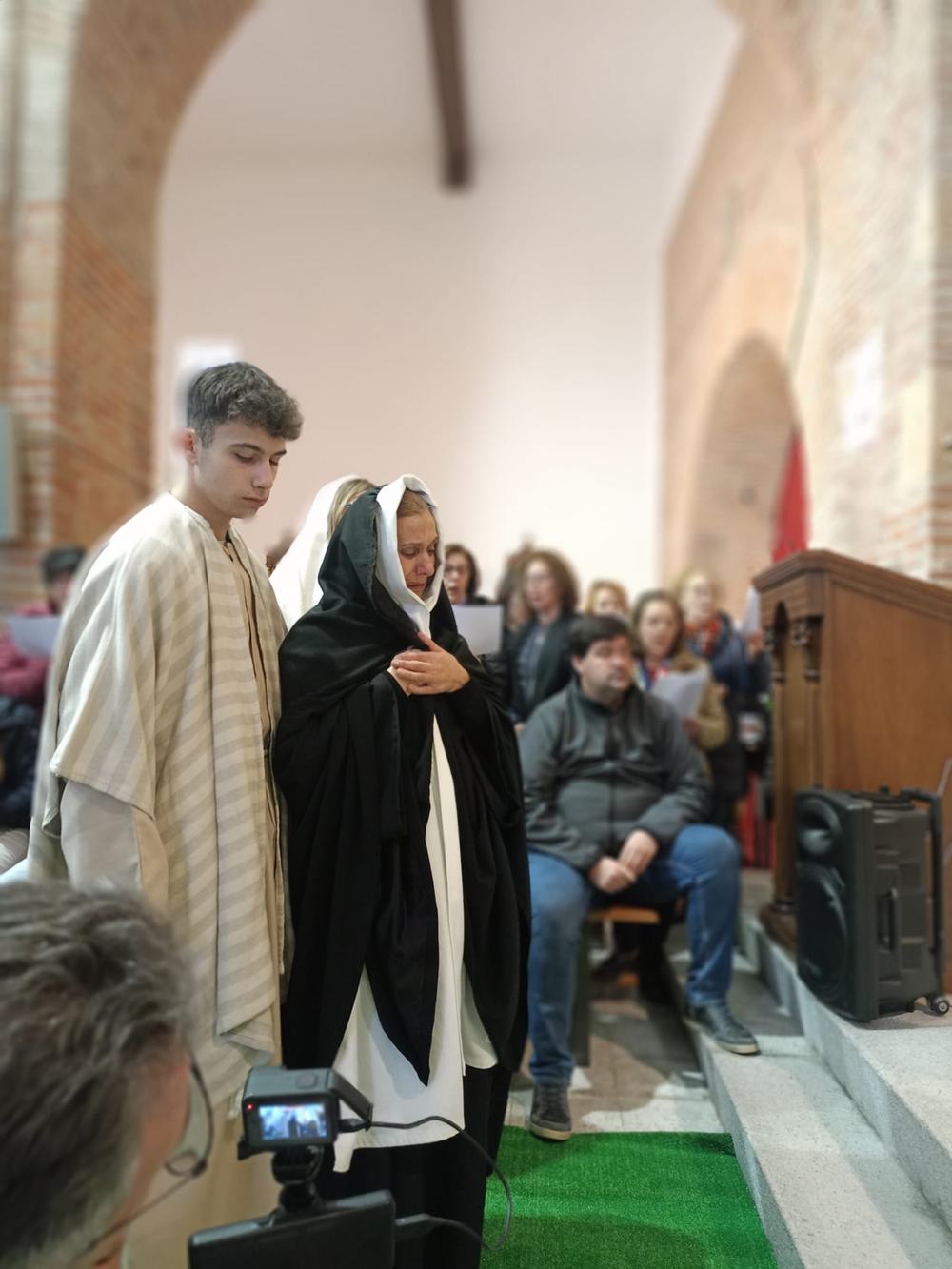 Dedicación, talento y fervor en el vía crucis viviente de Paradinas de San Juan