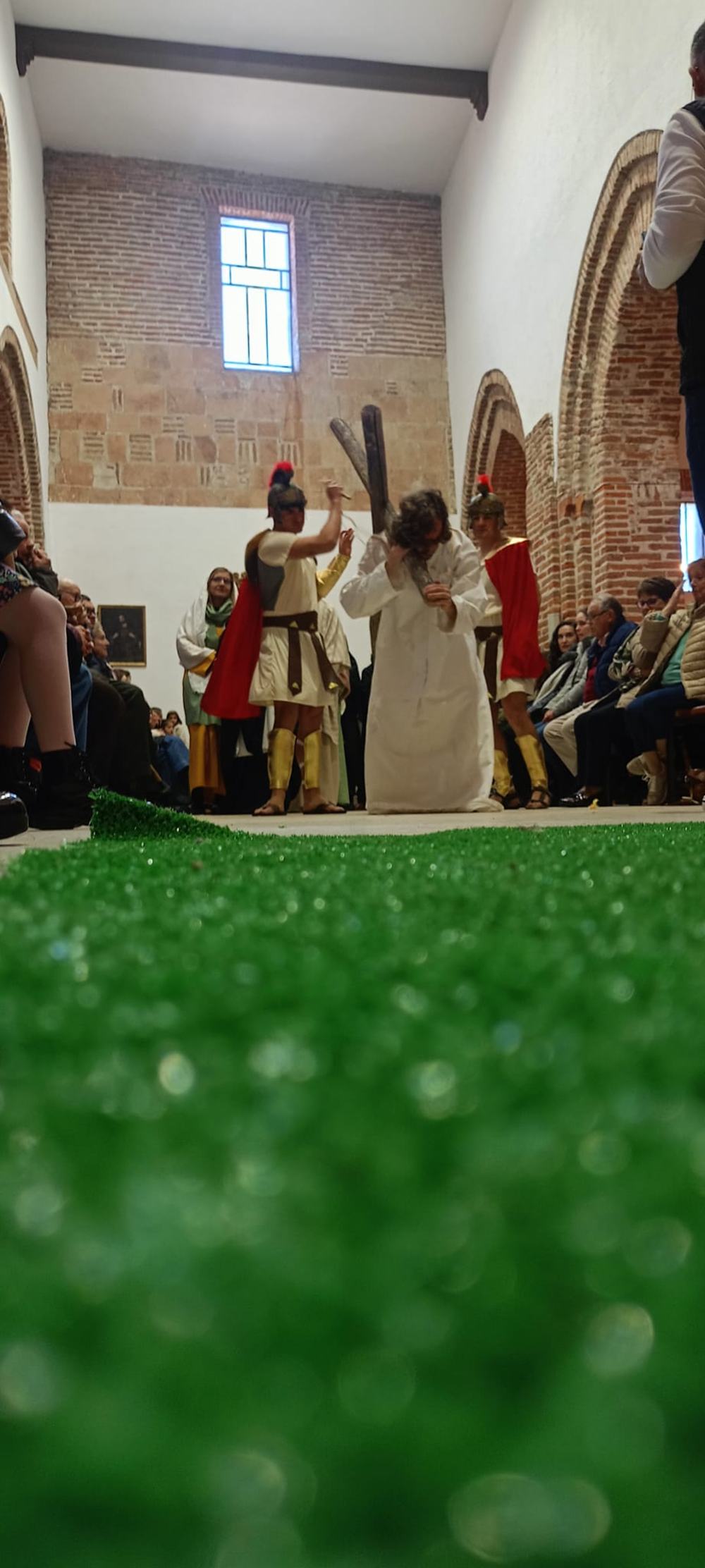 Dedicación, talento y fervor en el vía crucis viviente de Paradinas de San Juan