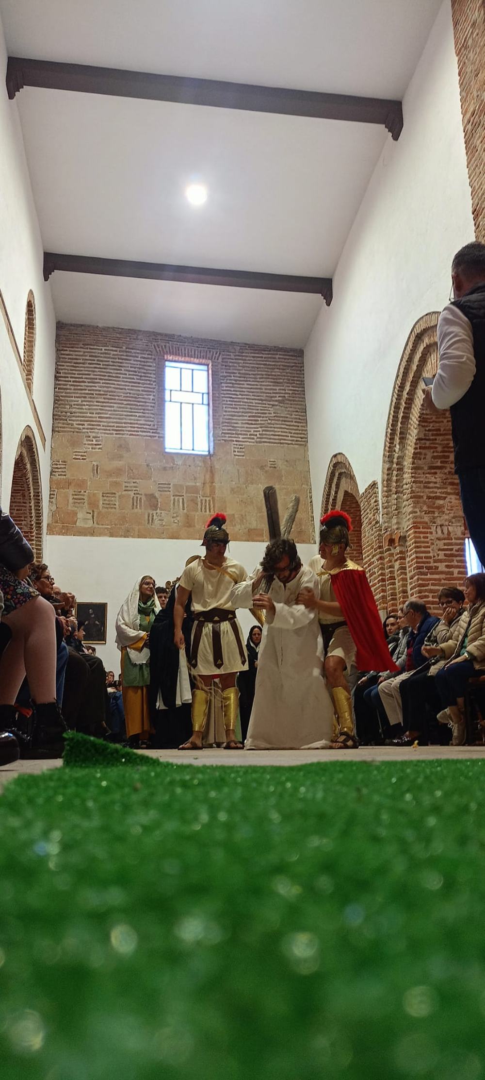Dedicación, talento y fervor en el vía crucis viviente de Paradinas de San Juan