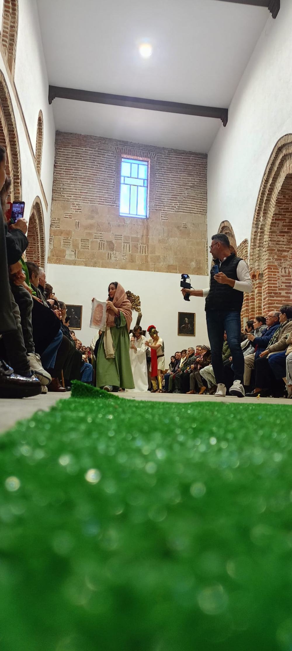 Dedicación, talento y fervor en el vía crucis viviente de Paradinas de San Juan